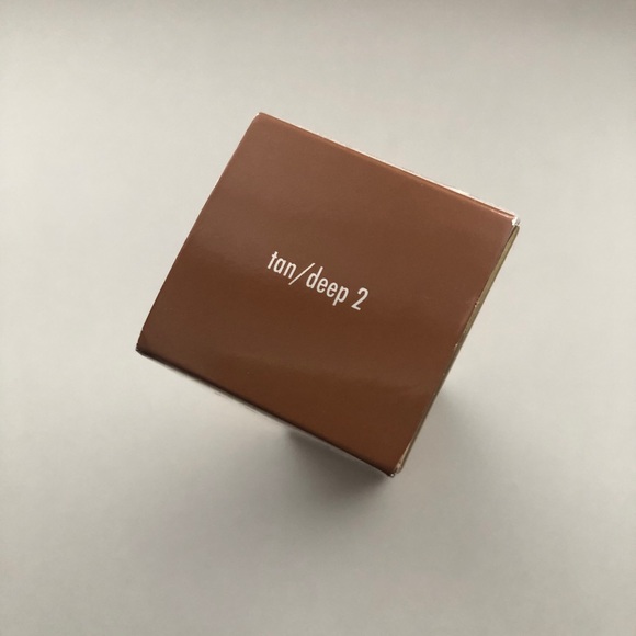 New Stila Hide & Chic Liquid Foundation - Picture 3 of 5